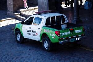 cusco, Peru, 2015 - turismo polícia carro estacionado praça sul América foto