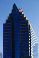 sacramento, ca, 2015 - escritório construção com azul janelas e nos bandeira foto