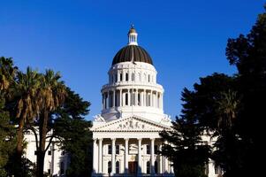 sacramento, ca, 2015 - Estado capital construção com Claro azul céu foto