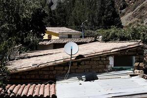 ollantaytambo, Peru, 2015 - televisão prato em vermelho telha cobertura sul América foto