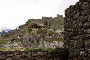 Machu picchu, Peru, 2015 - inca ruínas sul América paredes com turistas foto
