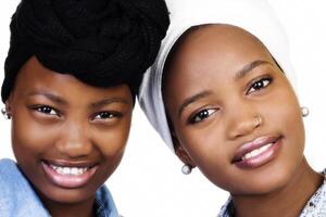dois africano americano irmãs com cabeça lenços foto