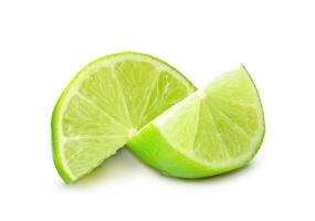 frente Visão do fresco verde limão fruta dentro fatias ou quartos isolado em branco fundo com recorte caminho foto