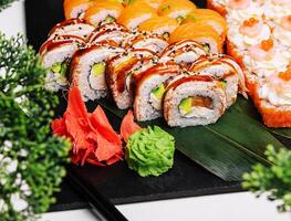 fresco Sushi tradicional japonês Comida em grande prato foto