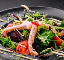 saudável salada com camarão fechar acima foto