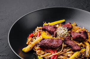 chinês Macarrão com assado Pato e frito legumes foto