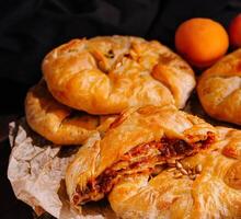 placinta, tradicional moldavo pastelaria com pêssegos foto