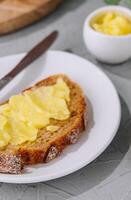 pão e derretido manteiga para café da manhã foto