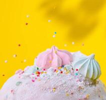 Páscoa pão com merengue em amarelo fundo foto