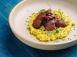 assado carne fígado com amassado batatas foto