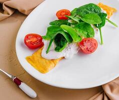 omelete com tomates e chalé queijo panquecas para café da manhã foto