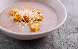 caseiro creme sopa com croutons e parmesão queijo foto