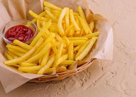 francês fritas com ketchup dentro cesta foto