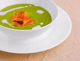 delicioso verde brócolis sopa cremosa com salmão foto