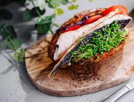 cavalinha peixe sanduíche em de madeira borda foto