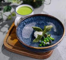 cremoso espinafre sopa com ervilhas topo Visão foto
