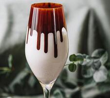 leite chocolate coquetel dentro lindo vidro foto