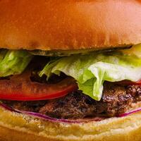 hamburguer com carne costeleta e fresco legumes foto