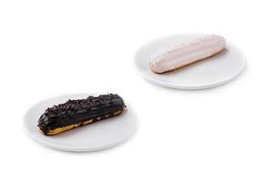 dois delicioso eclairs coberto com Esmalte foto