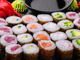 japonês Sushi grande conjunto em topo Visão foto