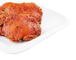cru bifes marinado carne de porco em prato foto