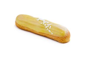 delicioso eclair com creme isolado em branco foto