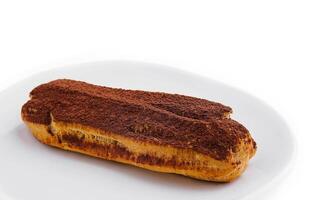 delicioso chocolate francês eclair em prato foto