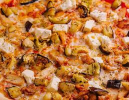 saudável legumes vegetariano pizza com grelhado abobrinha e Berinjela fatias foto