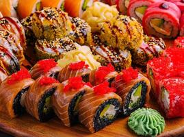 delicioso variedade do Sushi recentemente preparado foto