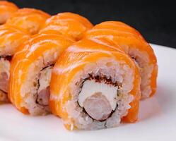 Sushi lista Filadélfia com salmão e camarão foto