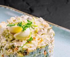 salada olivier em azul prato foto