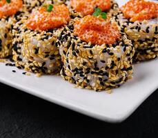 Sushi rolos com salmão peças e vermelho caviar foto