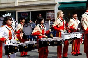 marysville, ca, 2011 - adolescente meninas e Rapazes bateristas dentro marcha banda pequeno Cidade parada foto