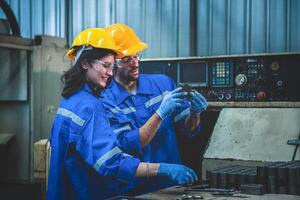 retrato do pesado indústria trabalhadores trabalhando em a metal fabricação processo de operativo uma torno às uma máquina para aço estrutura indústria. foto