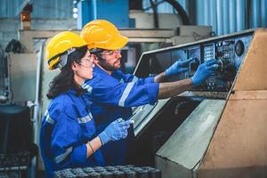 retrato do pesado indústria trabalhadores trabalhando em a metal fabricação processo de operativo uma torno às uma máquina para aço estrutura indústria. foto