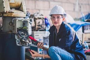 engenheiro elétrico verificando o armário de distribuição de energia na sala de controle para produção industrial. foto