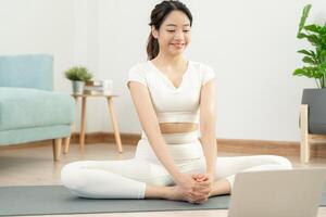 mulher praticando meditar dentro a quarto . ásia mulher fazendo exercícios dentro manhã. equilíbrio, lazer, relaxamento, calma, Boa saúde, feliz, relaxar, saudável estilo de vida, reduzir estresse, pacífico, atitude. foto