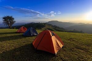 grupo do aventureiro barraca durante durante a noite acampamento local às lindo cênico pôr do sol Visão ponto do mae no entanto, chiangmai, Tailândia sobre camada do montanha para ao ar livre aventura período de férias viagem foto