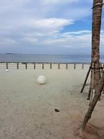 Jacarta, Indonésia - janeiro 30 2024 pantai inda kapuk aloha atmosfera com branco areia, mar e azul céu foto