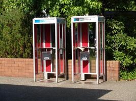 sacramento, ca, 2006 - dois gte Telefone estandes em pé com verde árvores foto