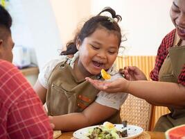 criança criança menina pessoa pessoas humano feliz sorrir rir afro cabelo Garoto infância família estilo de vida fêmea filho Diversão fofa feliz mãe dia senhora jogando bonita filha pai fofa retrato apreciar comer lanche foto