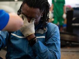 pessoa pessoas humano sul africano Preto pele trabalho excesso de trabalho indústria trabalho segurança problema infortúnio Perigo batida emocional estresse panela engenheiro risco fábrica acidente prejuízo Cuidado frustração saúde foto