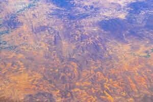 vôo avião sobre México nuvens céu vulcões montanhas cidade deserto. foto