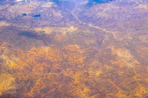 vôo avião sobre México nuvens céu vulcões montanhas cidade deserto. foto