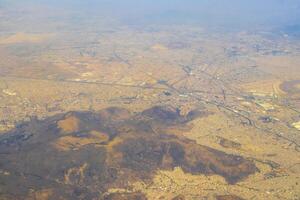 vôo avião sobre México nuvens céu vulcões montanhas cidade deserto. foto