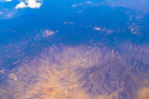 vôo avião sobre México nuvens céu vulcões montanhas cidade deserto. foto