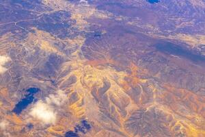 vôo avião sobre México nuvens céu vulcões montanhas cidade deserto. foto