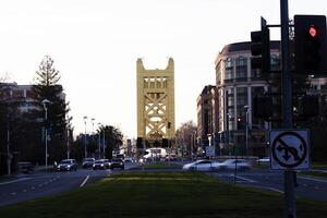 sacramento, ca, 2015 - Visão do torre ponte a partir de centro da cidade foto