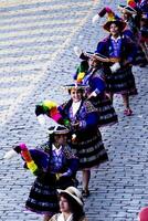 cusco, Peru, 2015 - inti Raymi celebração sul América mulheres dentro tradicional traje para parada foto