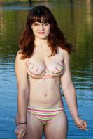 jovem caucasiano mulher em pé dentro rio bikini foto